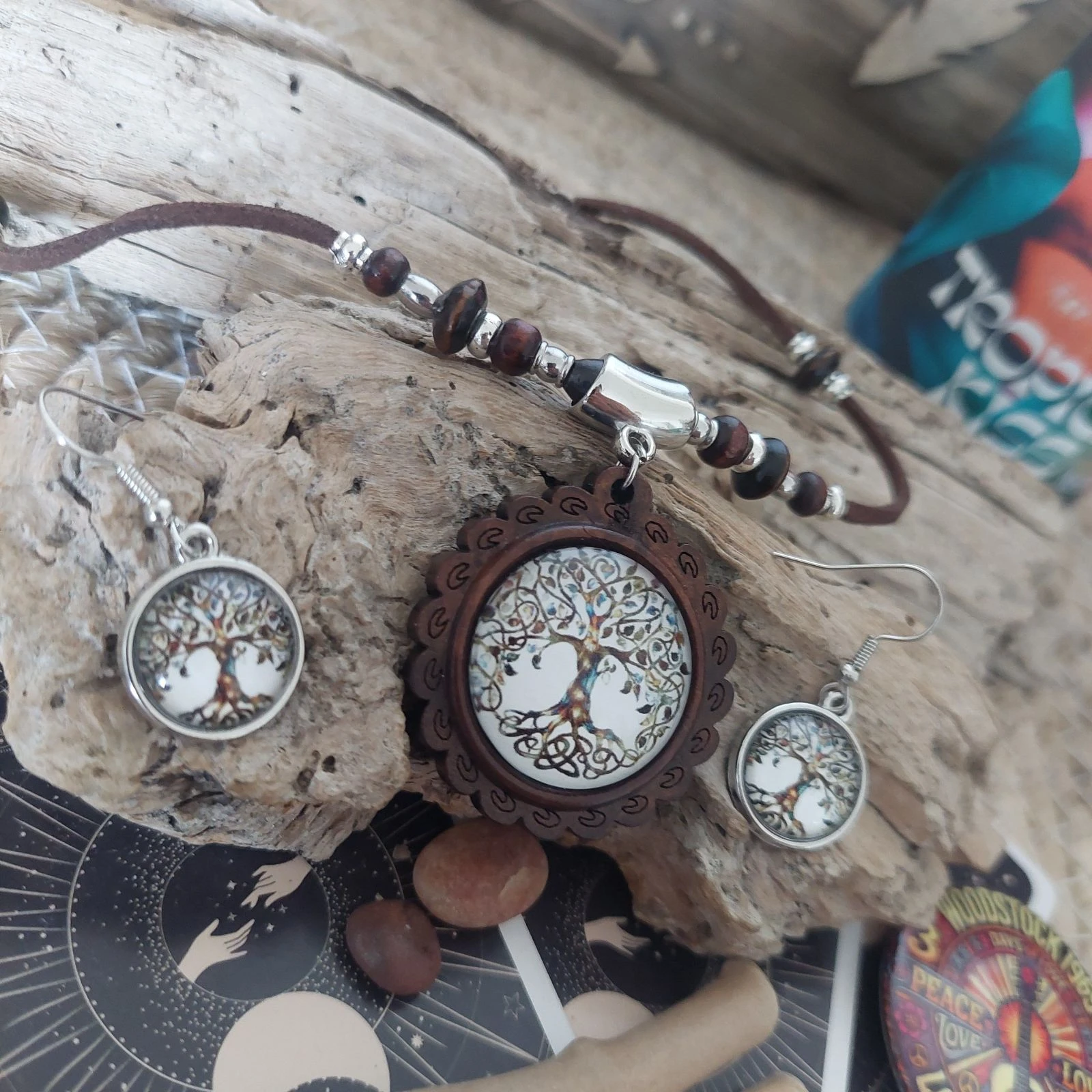 Parure boho mística, cabochón de madera árbol de la vida, collar largo de chocolate con múltiples perlas – photo 3